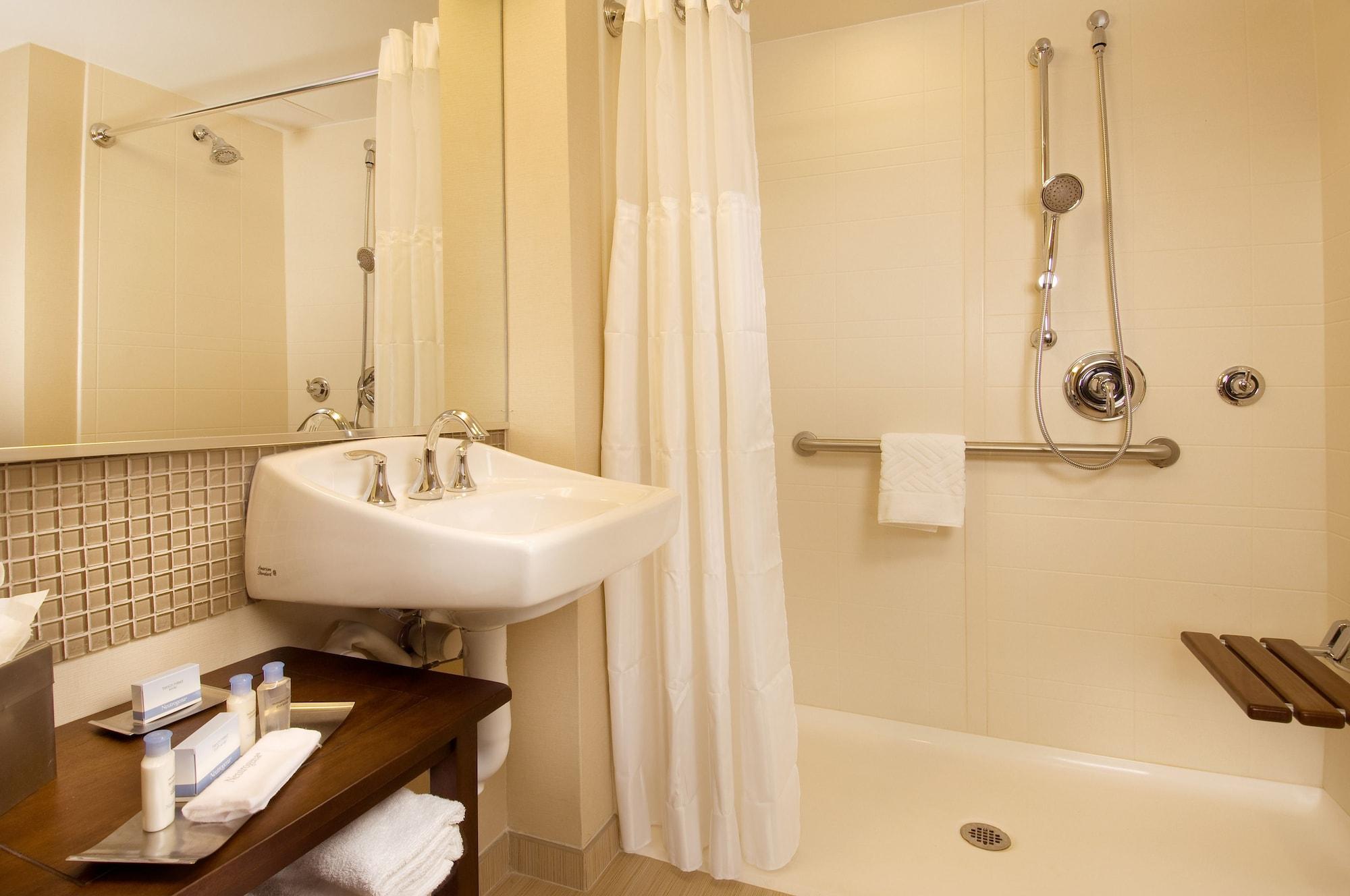 Отель Doubletree By Hilton Dulles Airport-Стерлинг Номер фото