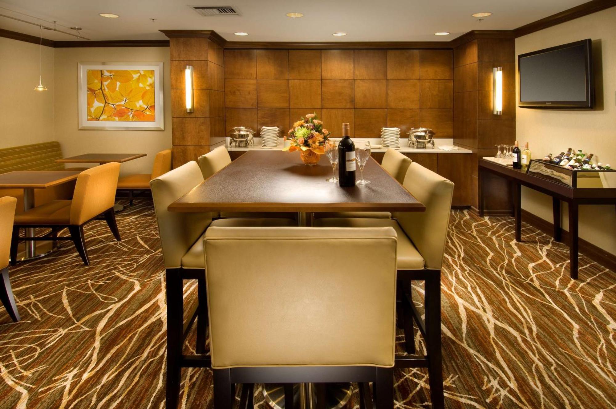 Отель Doubletree By Hilton Dulles Airport-Стерлинг Экстерьер фото